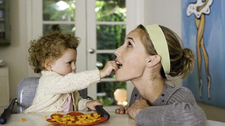 Cerita Pengalaman Makan Tak Terduga Saat Urus Bayi, Curhatan Ibu Ini Jadi Viral