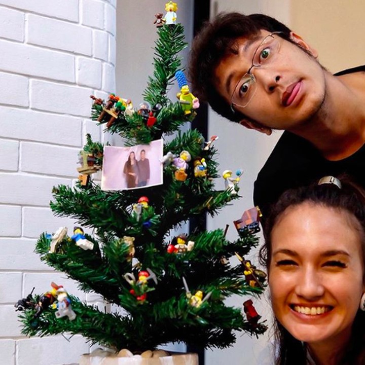 Nadine tersenyum manis saat merayakan Natal bersama Dimas sebagai suami untuk yang pertama kalinya. (Foto: Instagram @nadinelist)