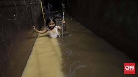 FOTO: Luapan Sungai Ciliwung Rendam Jakarta
