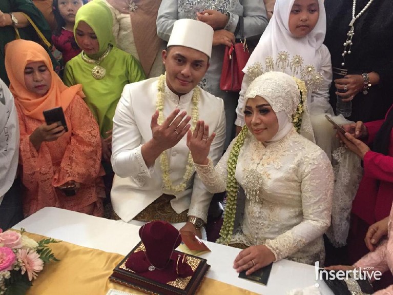 Muzdalifah dan Fadel Islami melangsungkan pernikahan pada hari ini, Jumat (26/4). Ini menjadi pernikahan keempat wanita berusia 40 tahun itu.