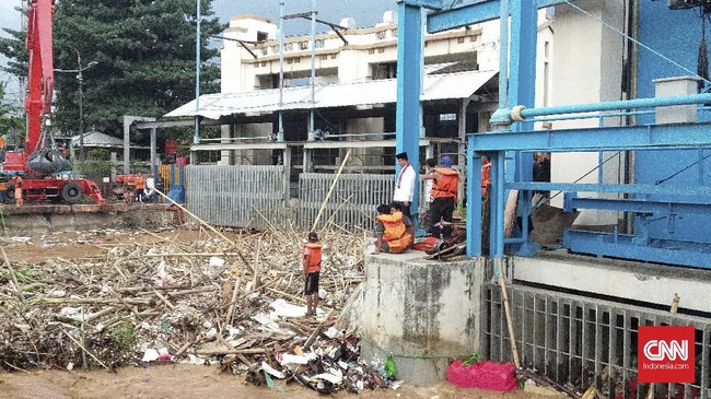 Berbeda dengan sistem drainase pada umumnya, drainase vertikal merupakan tipe drainase untuk mengontrol air tanah melalui sumur.