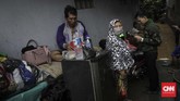 FOTO: Luapan Sungai Ciliwung Rendam Jakarta Sejumlah kawasan di Jakarta terendam banjir akibat luapan air sungai Ciliwung pada Jumat (26/4) dini hari.
