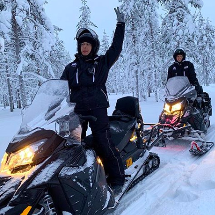 Selain ke pantai, ternyata pasangan ini juga tertantang untuk memainkan snowmobile yang memicu andrenaline. (Foto: Instagram @nadinelist)