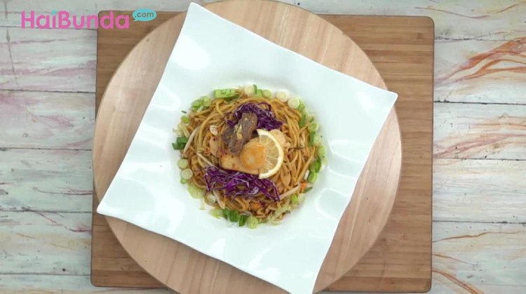 Saat Bunda liburan ke Singapura dan Malaysia, pernah menyantap Hokkian Mee? Kalau mau buat sendiri, cek resep Hokkian Mi Beef di sini yuk.