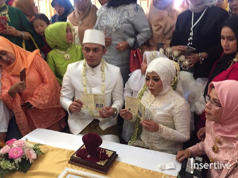 Momen Pernikahan Keempat Muzdalifah Muzdalifah dan Fadel Islami melangsungkan pernikahan pada hari ini, Jumat (26/4). Ini menjadi pernikahan keempat wanita berusia 40 tahun itu.