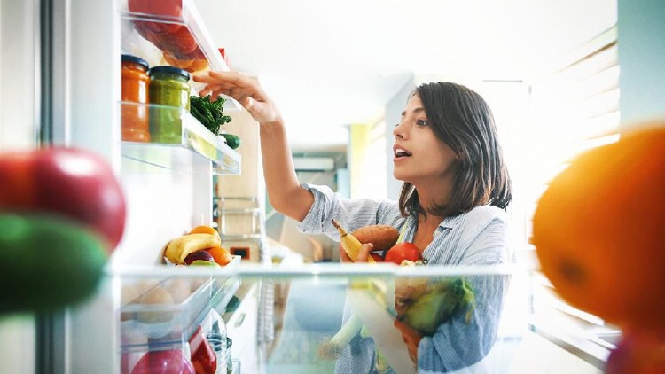 Menata ulang makanan bisa mencegah bau tak sedap yang ditimbulkan makanan yang sudah membusuk di dalam kulkas.
