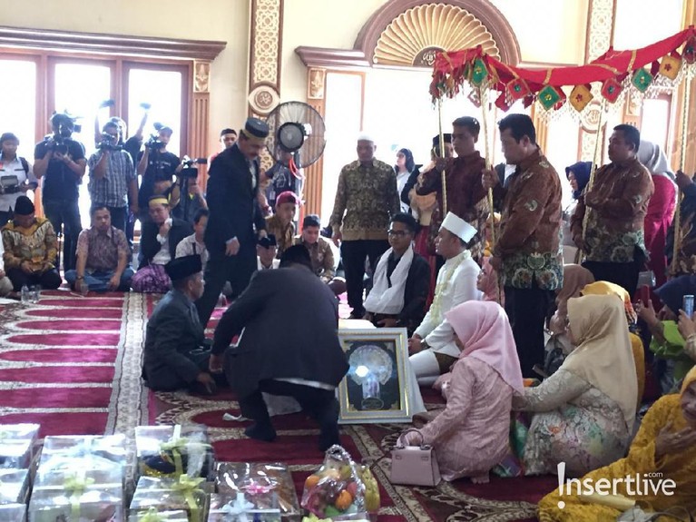 Momen Pernikahan Keempat Muzdalifah Muzdalifah dan Fadel Islami melangsungkan pernikahan pada hari ini, Jumat (26/4). Ini menjadi pernikahan keempat wanita berusia 40 tahun itu.