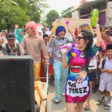 Della D'perez Ditantang Ngamen Keliling Kampung