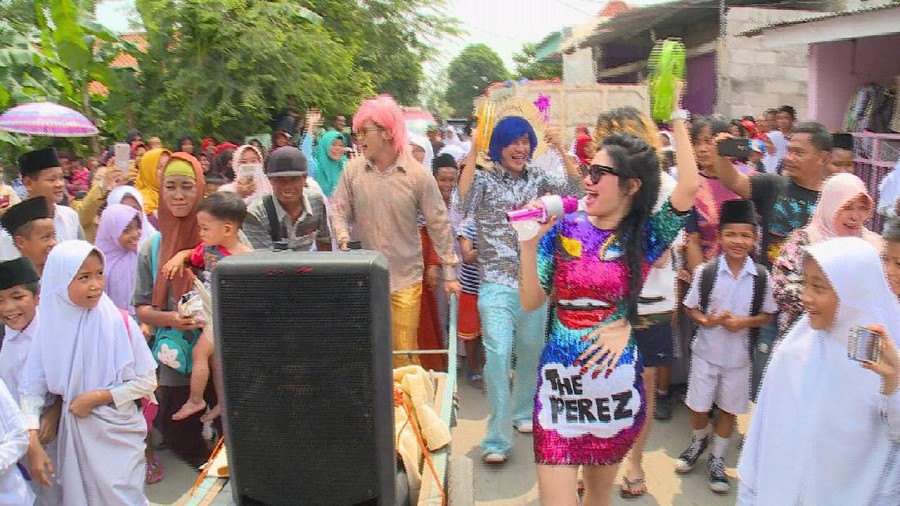 Andai Trans TV memberi tantangan kepada Della D'perez dan asistennya untuk mengamen keliling kampung.