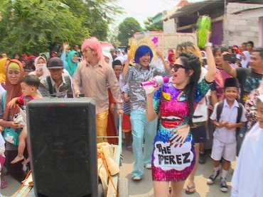 Della D'perez Ditantang Ngamen Keliling Kampung