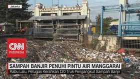 VIDEO: Sampah Banjir Penuhi Pintu Air Manggarai