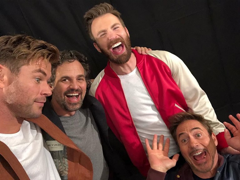 Kebersamaan Pemain 'Avengers: Endgame' Tanpa Kostum Superhero Tidak hanya akrab saat menjadi pahlawan super di Avengers, para aktor ini juga akrab saat berperan saat jadi manusia biasa. berikut potretnya.