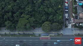 Warga memadati Bundaran HI menjelang puncak HUT ke-499 Jakarta. Jalan Sudirman-Thamrin ditutup untuk kelancaran acara.