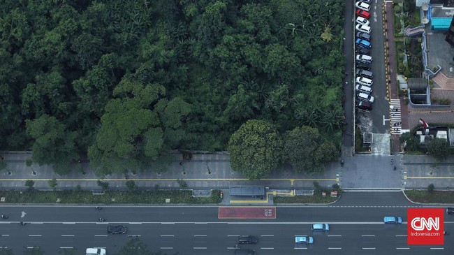 Warga memadati Bundaran HI menjelang puncak HUT ke-499 Jakarta. Jalan Sudirman-Thamrin ditutup untuk kelancaran acara.