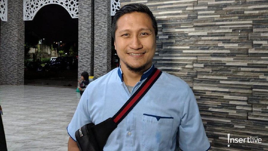 Arie Untung buat Desta dan Soleh Solihun bingung hingga dihujat netizen soal sindirannya di Twitter terkait soal kemanusiaan.