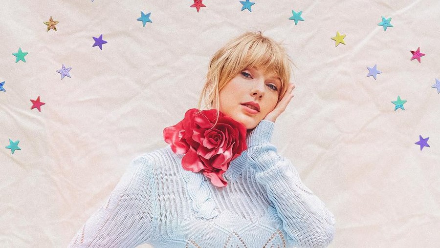 Taylor swift menyebutkan bahwa dirinya pernah kecelakaan mobil dua kali. 