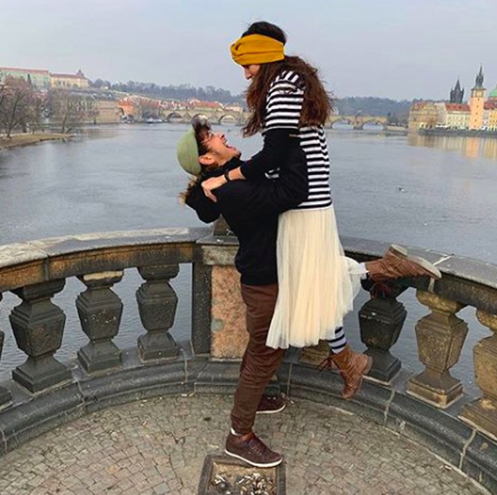 Nadine dan Dimas nampak romantis liburan ke Praha. Jangan baper ya, Bun, melihatnya. (Foto: Instagram @nadinelist) 