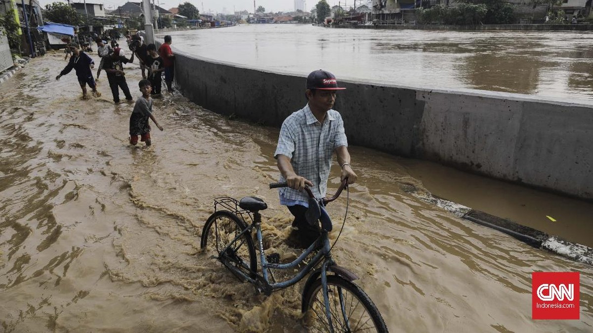 FOTO: Jatinegara Lumpuh Terendam Air
