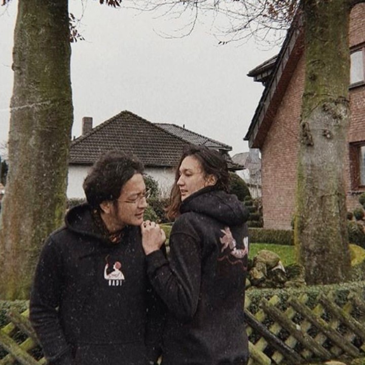 Romantis bisa ditunjukkan lewat hal-hal kecil. Salah satunya dengan mengenakan jaket kembar nih, Bun. (Foto: Instagram @nadinelist)