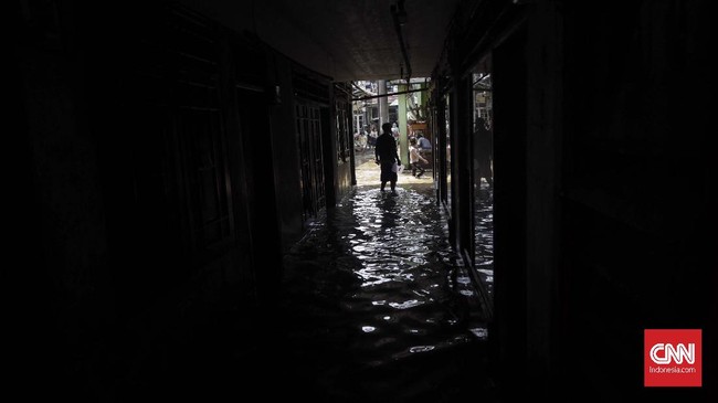 FOTO: Luapan Sungai Ciliwung Rendam Jakarta