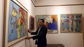 FOTO: Geliat Seni di Tengah Kecamuk Perang Tripoli Tak seperti kebanyakan warga Libya yang memilih pindah karena kota tua Tripoli terbengkalai akibat perang, Mustafa Iskandar justru membuka galeri seni.