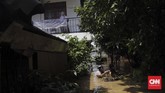 FOTO: Luapan Sungai Ciliwung Rendam Jakarta Sejumlah kawasan di Jakarta terendam banjir akibat luapan air sungai Ciliwung pada Jumat (26/4) dini hari.