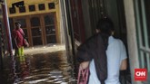 FOTO: Luapan Sungai Ciliwung Rendam Jakarta Sejumlah kawasan di Jakarta terendam banjir akibat luapan air sungai Ciliwung pada Jumat (26/4) dini hari.