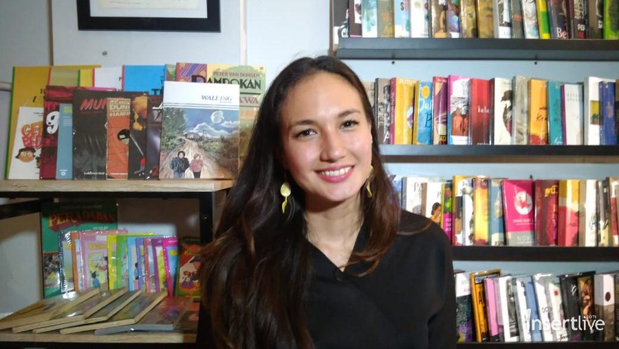Nadine Chandra Winata gemari dunia tulis menulis.
