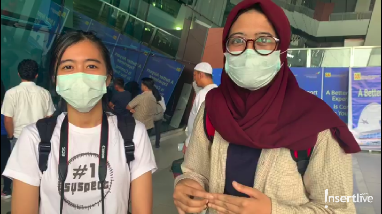 Suasana Para Penggemar Menunggu Kedatangan Red Velvet Yeay! Red Velvet tiba di Jakarta. Seperti apa sih suasana kedatangannya di Bandara Soekarno Hatta?