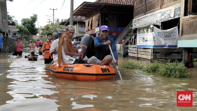 Hujan lebat yang mengguyur Sumsel sejak Jumat (26/4) malam membuat banjir merendam puluhan rumah, dan memutus jembatan penghubung antardaerah.