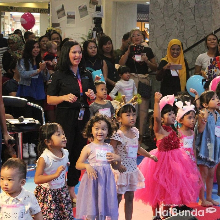 <span class="im">Anak-anak menarikan Baby Shark dengan gembira. (Foto: Yuni Ayu Amida)</span>