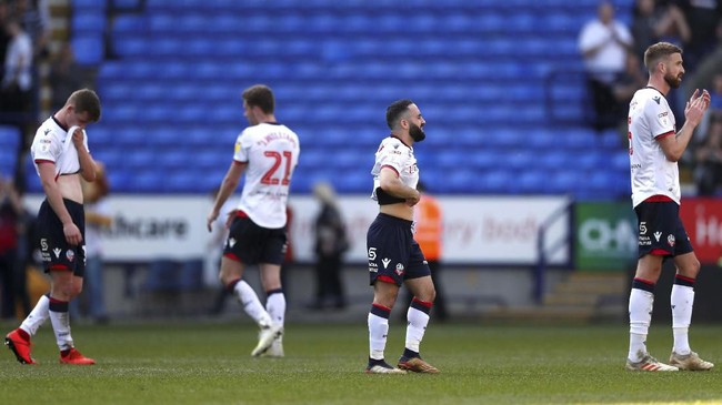 Para pemain Bolton Wanderers menolak memainkan sisa pertandingan lantaran gaji mereka pada bulan Maret belum dibayarkan manajemen klub.