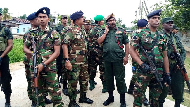 Tiga pria yang diduga terkait bom paskah Sri Lanka meledakkan diri ketika pasukan keamanan menyerbu area yang disinyalir jadi markas pelaku.