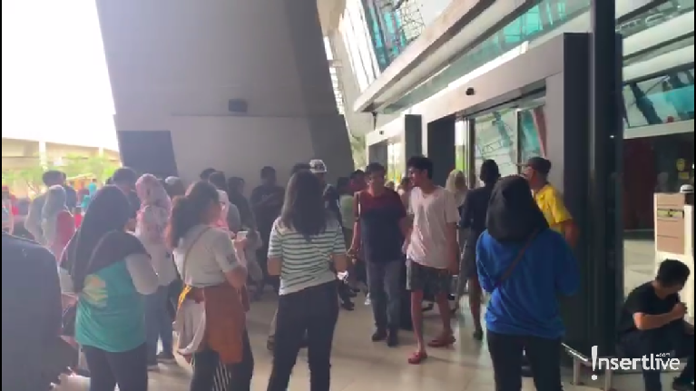 Suasana Para Penggemar Menunggu Kedatangan Red Velvet Yeay! Red Velvet tiba di Jakarta. Seperti apa sih suasana kedatangannya di Bandara Soekarno Hatta?