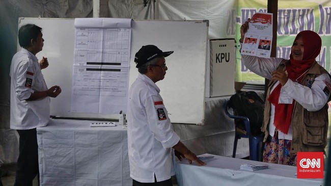 Situng KPU pukul 15.00 WIB menunjukkan pasangan nomor urut satu tersebut memperoleh 56,18 persen suara, sedangkan Prabowo-Sandi 43,82 persen.