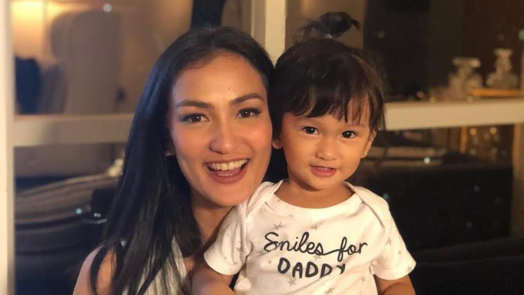 Kembali ke dunia seni peran, Atiqah tetap tidak melupakan tanggung jawab mengurus putrinya, Salma.