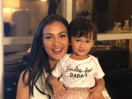 Cerita Atiqah Hasiholan Momong Anak Saat Bekerja