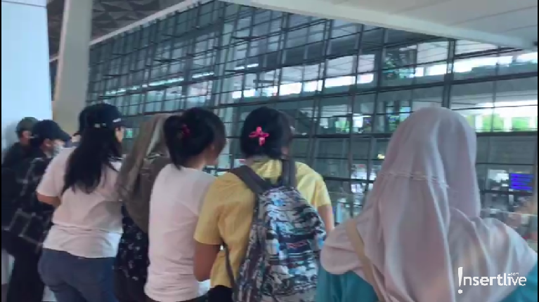 Yeay! Red Velvet tiba di Jakarta. Seperti apa sih suasana kedatangannya di Bandara Soekarno Hatta?