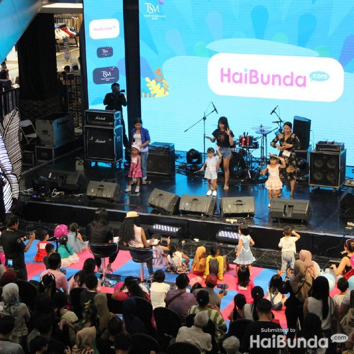 <div dir="auto" style="font-family: sans-serif; font-size: 12.8px;">Nah, kalau ini suasana lomba Baby Shark dance. Ramai banget ya, Bun. (Foto: Yuni Ayu Amida)</div><div dir="auto" style="font-family: sans-serif; font-size: 12.8px;"> </div>