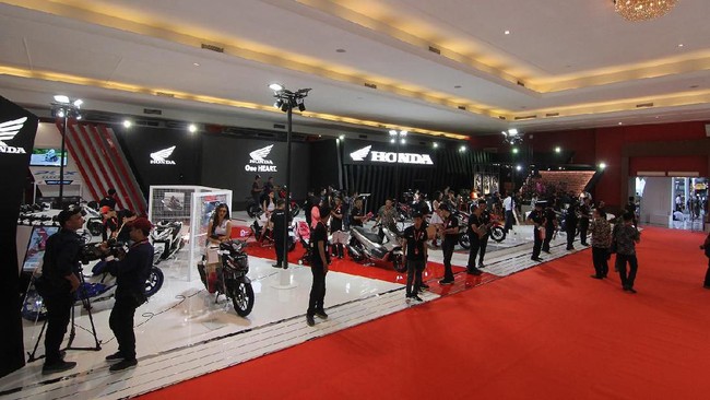 Beda dibanding IIMS sebelumnya, stan Astra Honda Motor sekarang tidak lagi bareng mobil Honda.