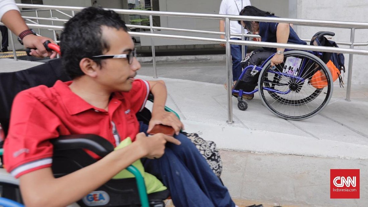 FOTO : Penyandang Disabilitas Cicip Fasilitas LRT