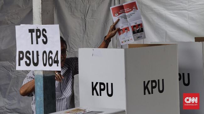 Petugas Kelompok Penyelenggara Pemungutan Suara (KKPS) menghitung surat suara ulang pemilu 2019 di TPS 064 Rawamangun, Jakarta, 27 April 2019. (CNN Indonesia/Adhi Wicaksono)