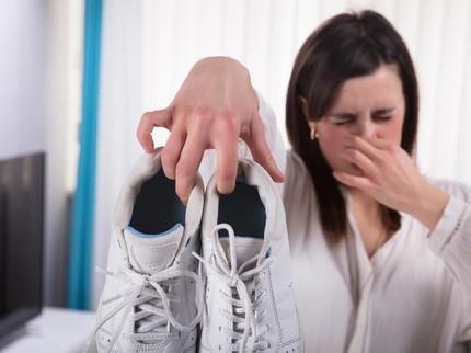 5 Cara Menghilangkan Bau di Sepatu