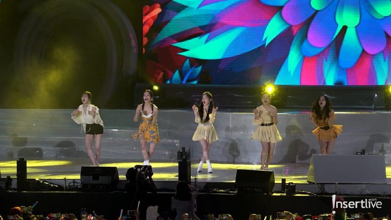 Red Velvet berhasil memukau penggemarnya, ReVeluv yang memadati lapangan Trans BSD City, Tangerang, Sabtu (27/4).