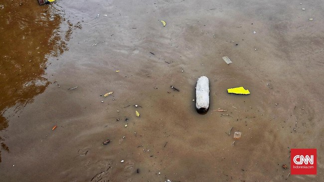 Sebuah video merekam kondisi Waduk Gajah Mungkur di Wonogiri, Jawa Tengah, berair keruh dan dipenuhi sampah.
