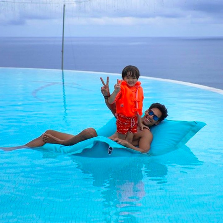 Serunya El Barack bermain bersama <em>Uncle</em> Richard. Diajari berenang ya El?  (Foto: Instagram @richo_kyle)