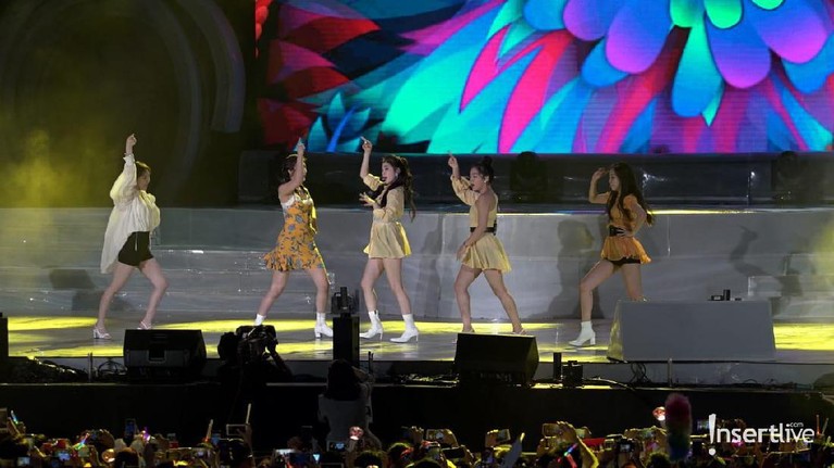 Red Velvet berhasil memukau penggemarnya, ReVeluv yang memadati lapangan Trans BSD City, Tangerang, Sabtu (27/4).
