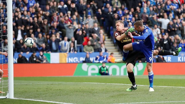 Leicester City sukses menaklukkan Arsenal 3-0 pada pekan ke-36 Liga Inggris di Stadion King Power, Minggu (28/4). Jamie Vardy memborong dua gol di laga ini.