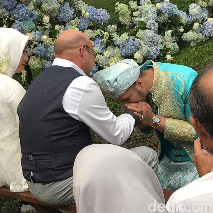 <p> Ammar terlihat takzim mencium tangan sang mertua. (Foto: Hanif Hawari/detikHOT)</p>