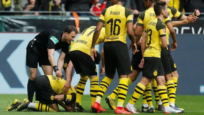 Penyerang sayap Borussia Dortmund, Jadon Sancho, menerima perlakuan tidak menyenangkan dari suporter Schalke 04 di Stadion Signal Iduna Park.